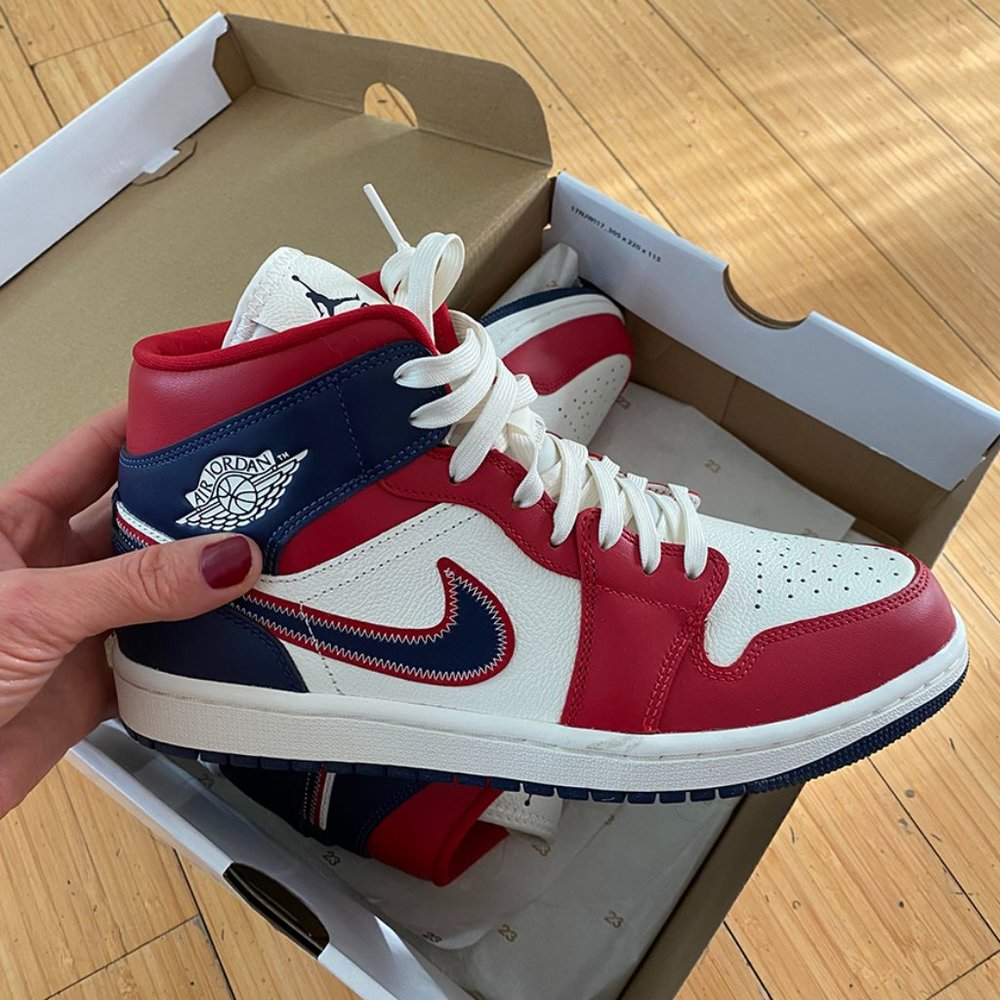 Air Jordan 1 Mid SE - Women 10 - Men 8.5